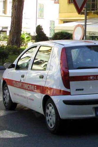 Auto abbandonate, maxi multe dei vigili