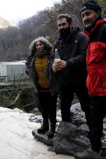 Bagno nel Frigido gelido per un «No» alla marmettola 