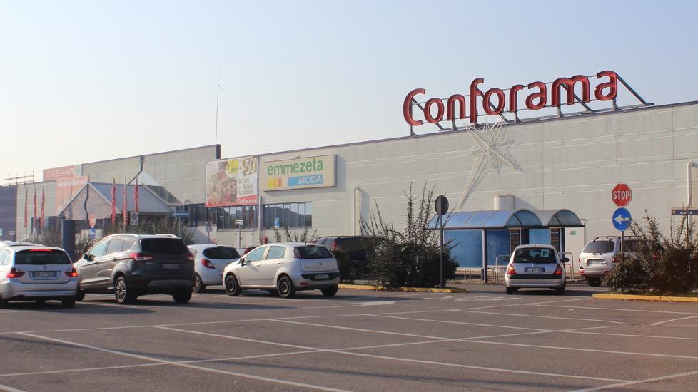Rubano televisori al Conforama ma la fuga dei ladri è una comica 