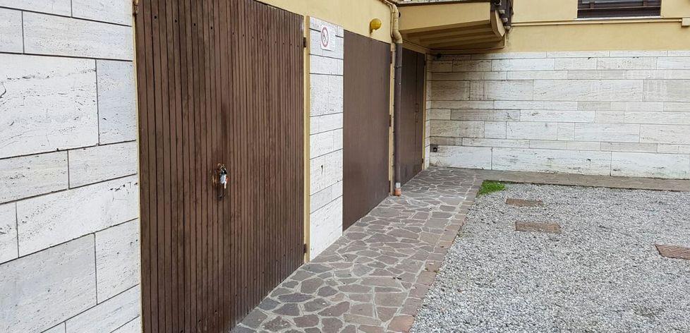 Danni a 4 garage, furto di bici da 5.500 euro 
