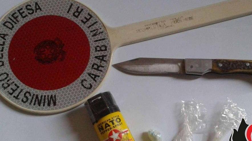In auto con coltello e spray illegale