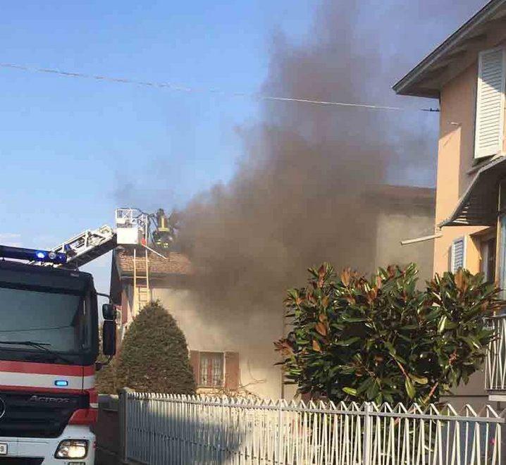 Brucia il tetto, paura in via Monte Cisa 