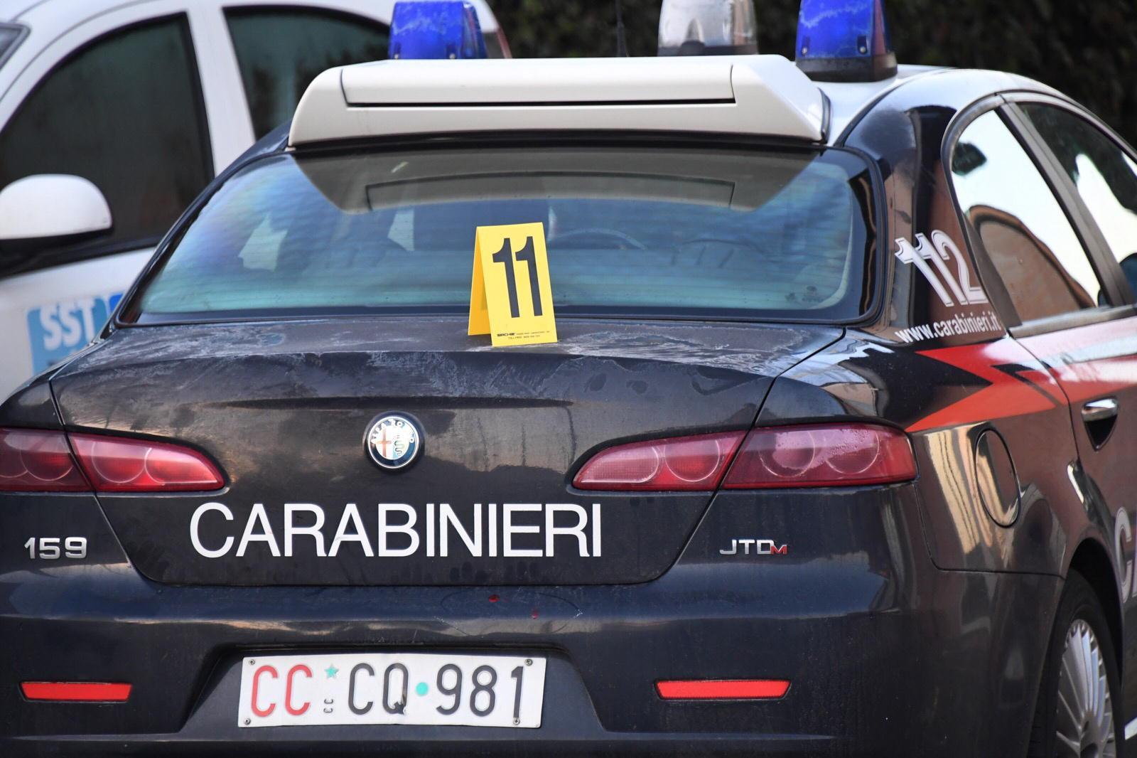 Minaccia e ferisce con un coltello ospiti e carabinieri: paura in una casa famiglia