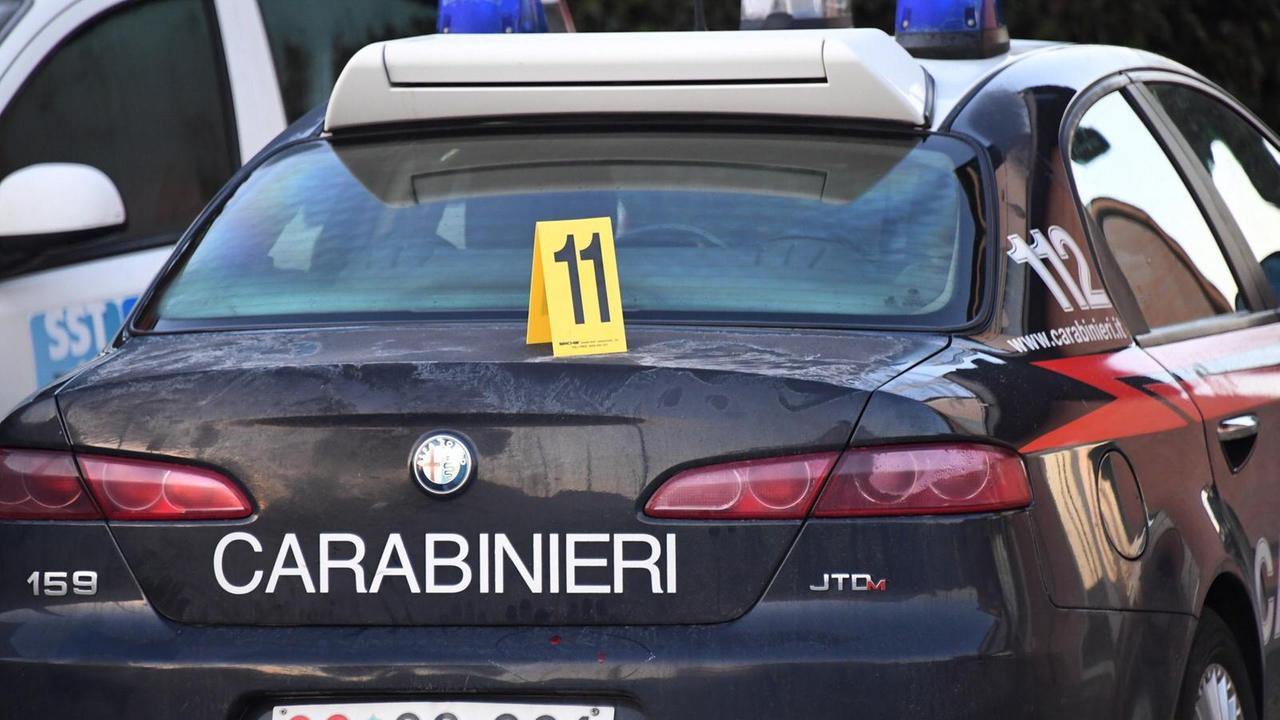 Minaccia e ferisce con un coltello ospiti e carabinieri: paura in una casa famiglia