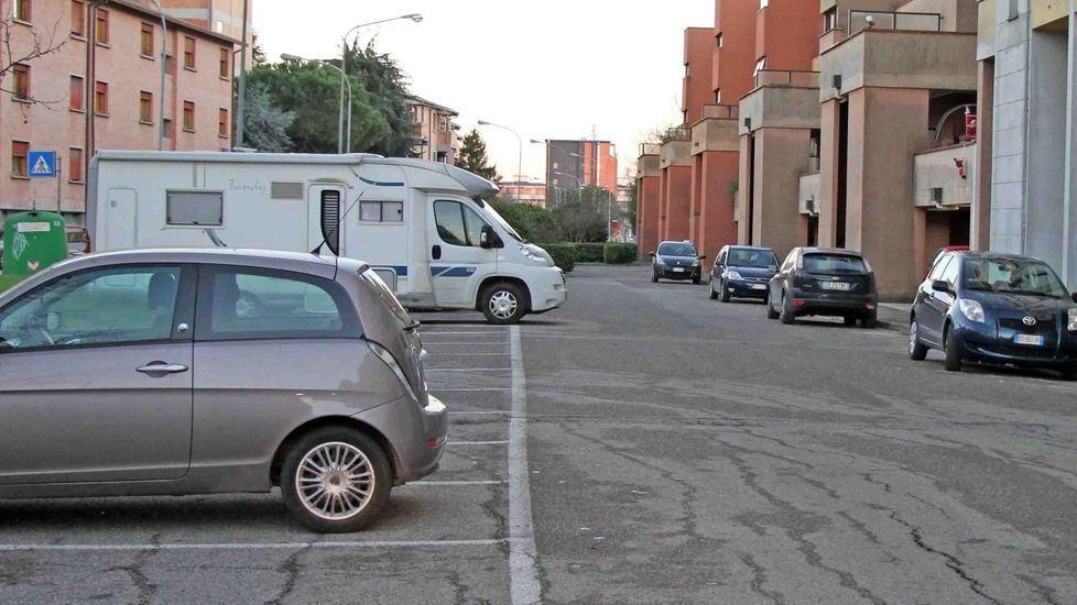 Raid nella notte, vetri spaccati alle auto parcheggiate