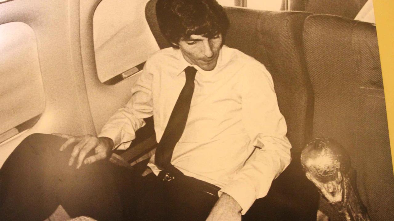 Paolo Rossi di ritorno in Italia dopo la conquista della Coppa del mondo in Spagna