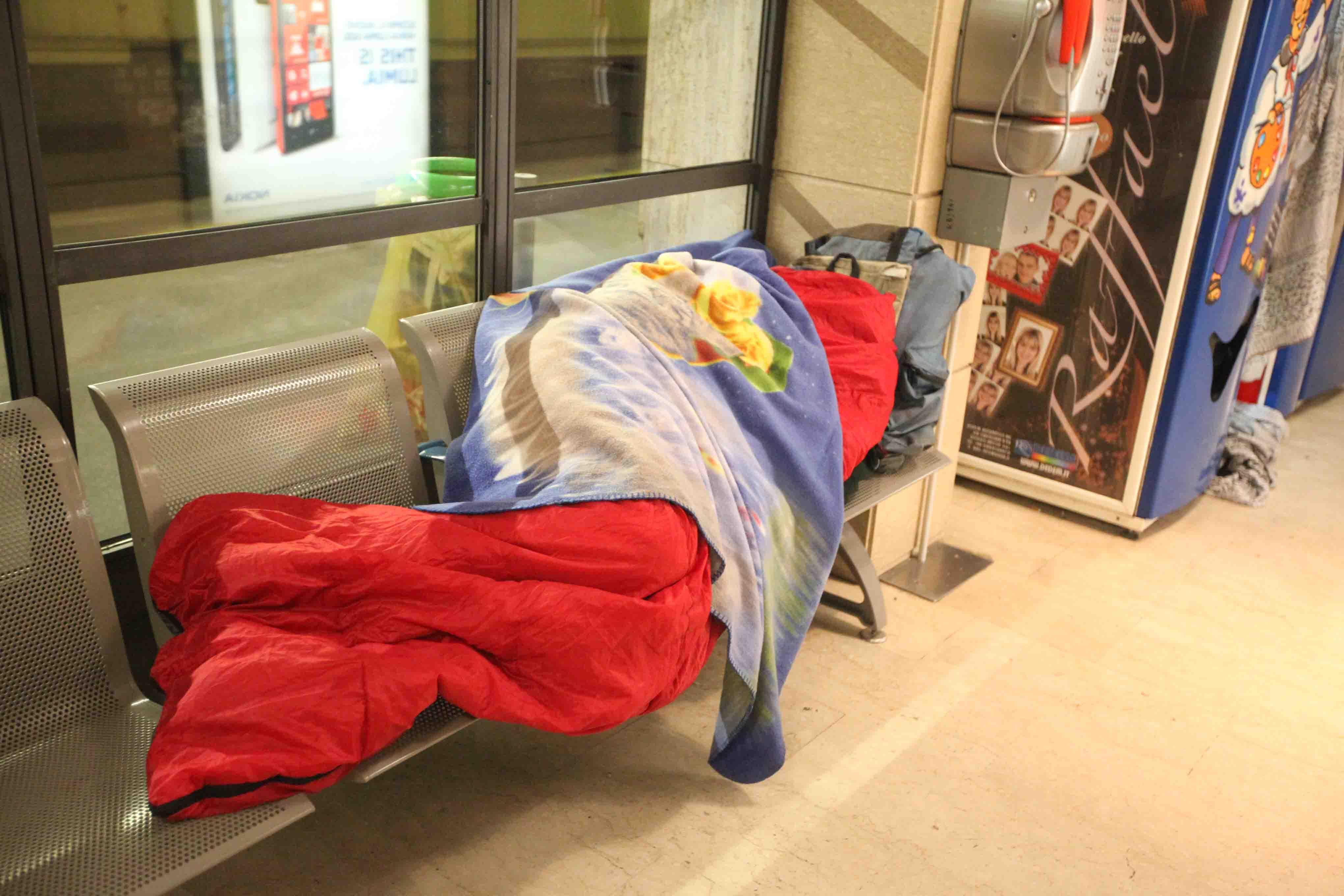 Donna trovata a dormire al freddo, i carabinieri le pagano l'albergo
