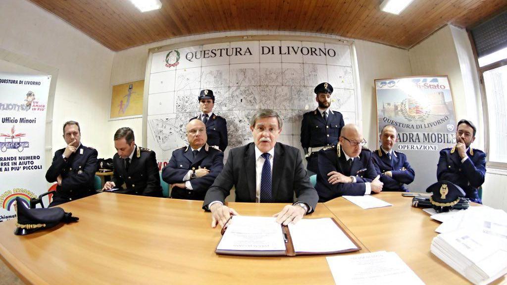 Il tavolo della conferenza stampa in questura (Marzi/Pentafoto)