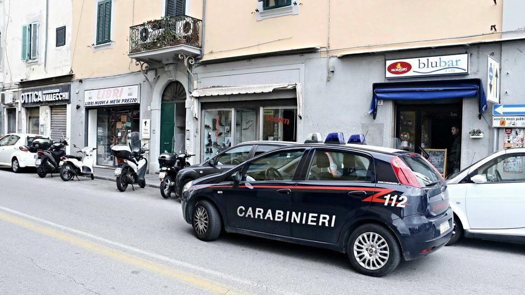 La gazzella dei carabinieri in via Garibaldi fuori dalla casa della vittima (Marzi/Pentafoto)