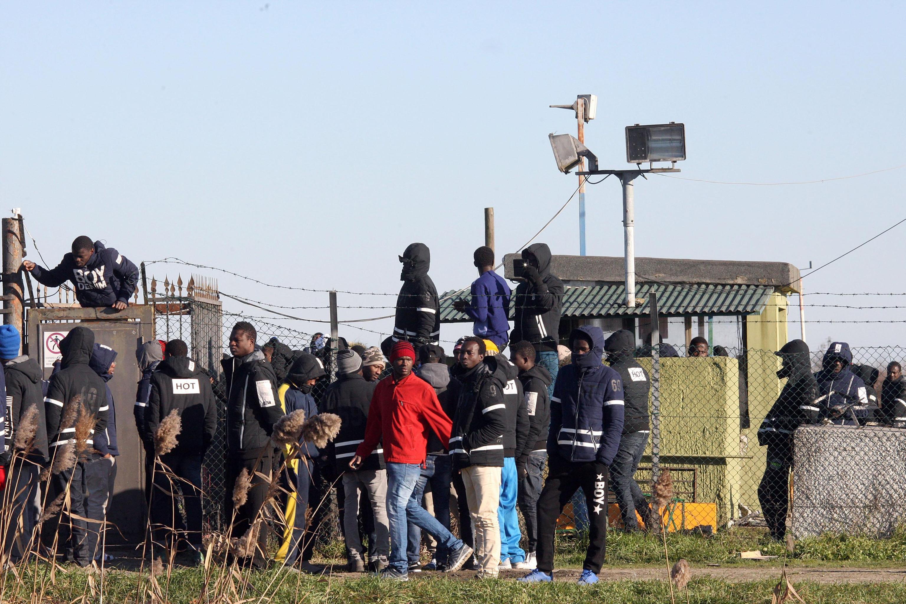 Le proteste dei migranti a Cona