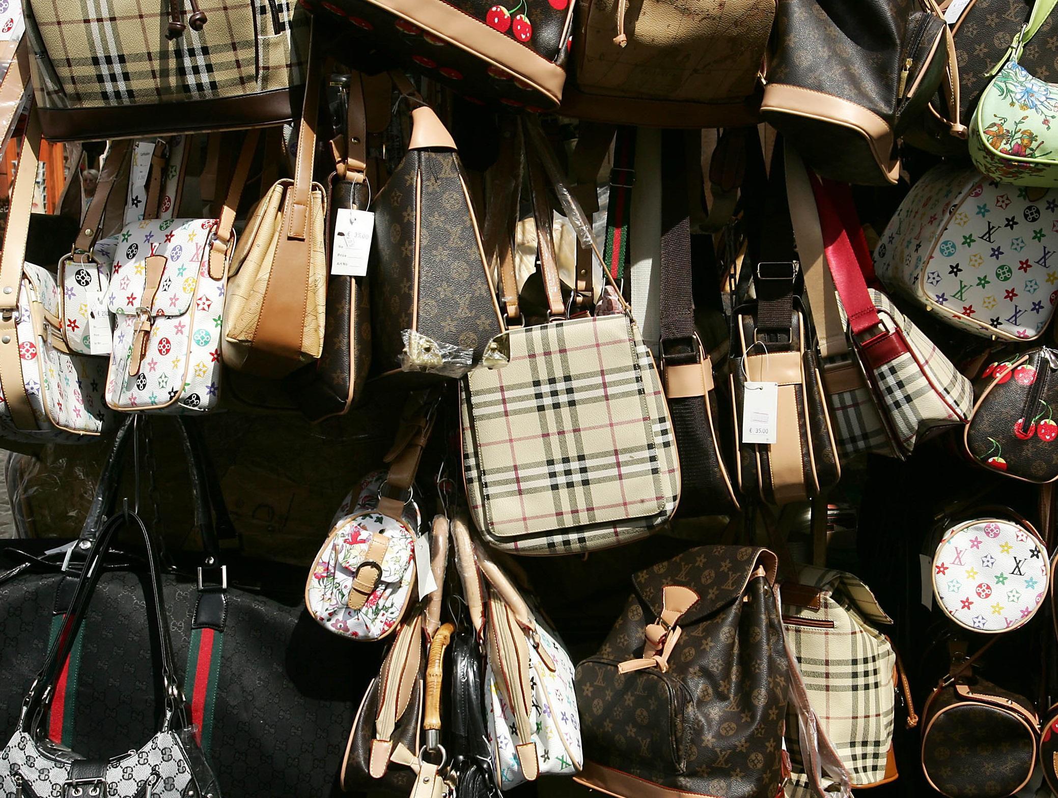 Borse di Burberry contraffatte in vendita in una bancarella a Roma (foto d'archivio)