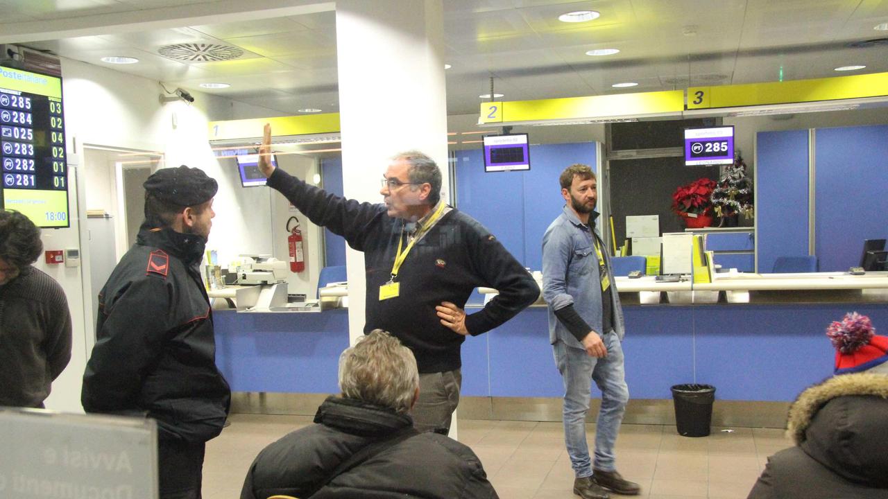 Il direttore della filiale racconta la rapina ai carabinieri (foto Batavia)