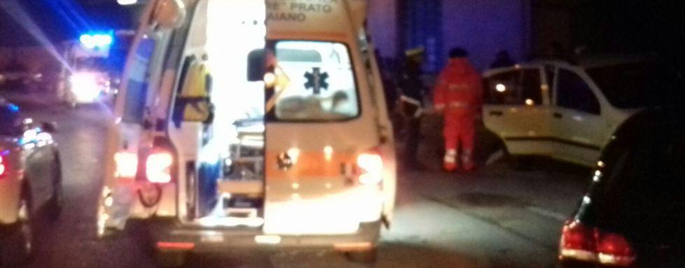 Urta un’auto, dentro c’è una donna che allatta