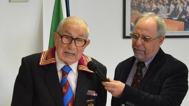 Cerimonia di auguri e un premio a Chelotti
