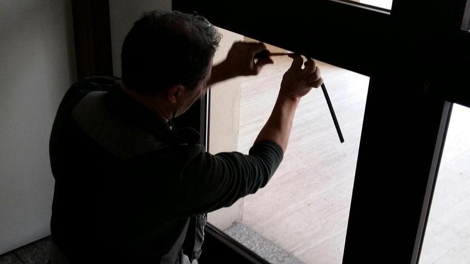 Spacca la porta, scoperto nel pianerottolo