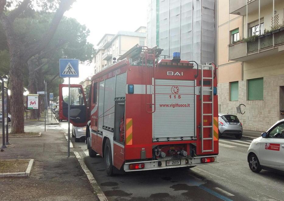 Badante resta bloccata in ascensore