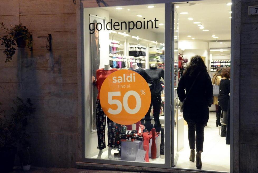 Saldi, via il 5 gennaio «Data sbagliata»