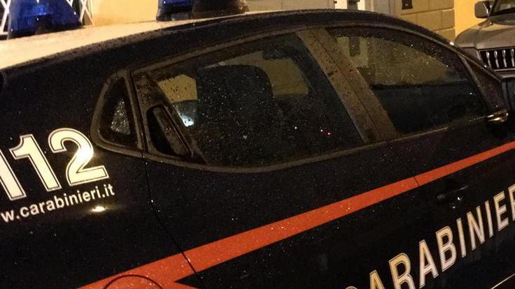 Scippato del borsello mentre passeggia in centro