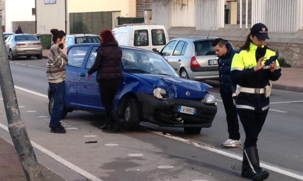 Lungomare, con la 600 contro il palo