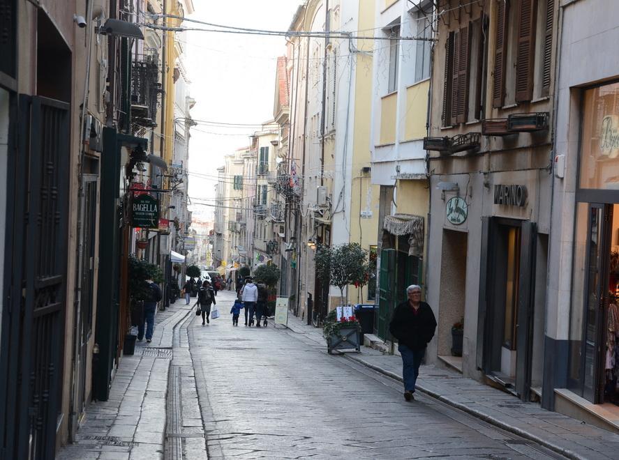 Da domani partono i saldi ma in viale Italia si chiude 