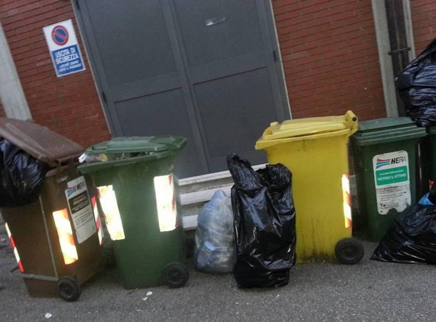 Sacchi dei rifiuti in strada Via Bonincontro protesta