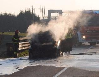 Tamponamento sul ponte auto distrutta dalle fiamme 