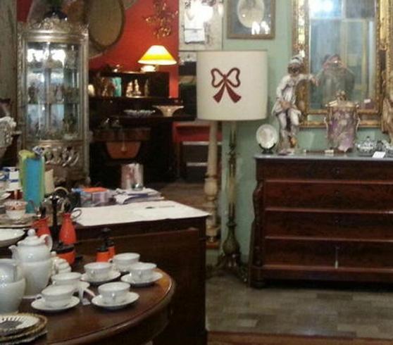 Antiquaria da 20 anni chiude e ringrazia con un cartello in vetrina 