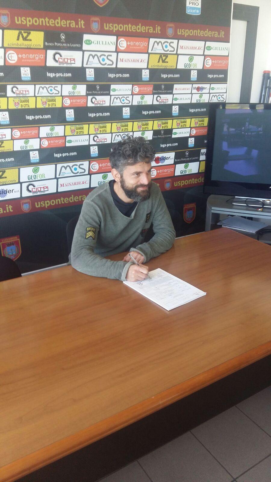 Luigi Grassi mentre firma il contratto col Pontedera per il ritorno in granata