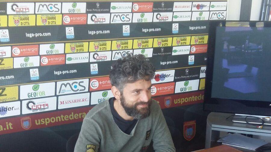 Luigi Grassi mentre firma il contratto col Pontedera per il ritorno in granata