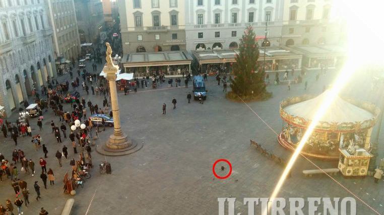 Nel cerchio rosso la borsa nera sospetta