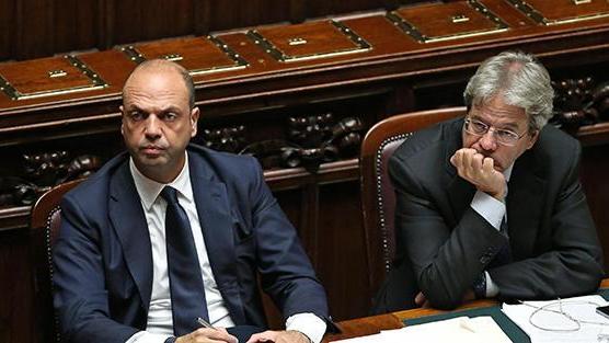 Il ministro degli esteri Angelino Alfano e il premier Paolo Gentiloni