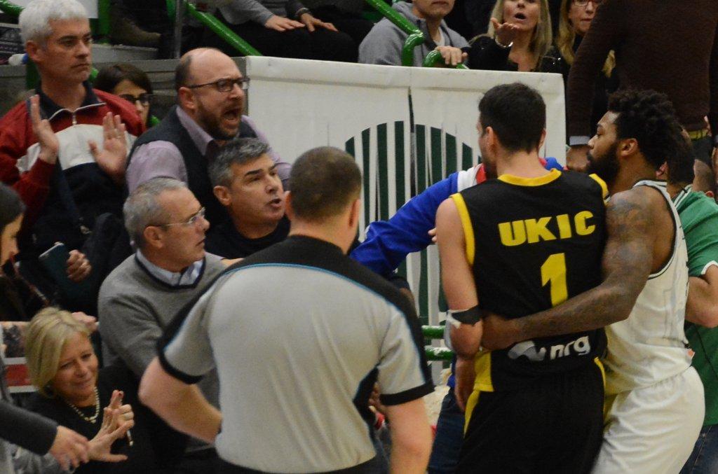 Il momento in cui si è sfiorata la rissa dopo la spinta a Ukic