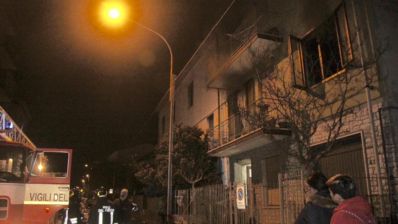 L'intervento dei vigili del fuoco in via dei Delfini (foto Batavia)