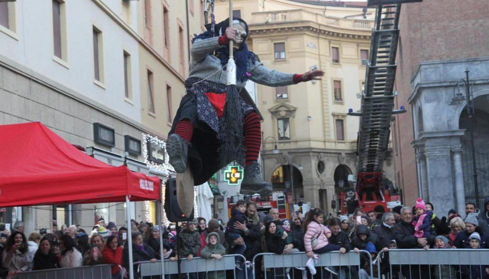 La befana giù dal duomo di Livorno (Salvini/Pentafoto)