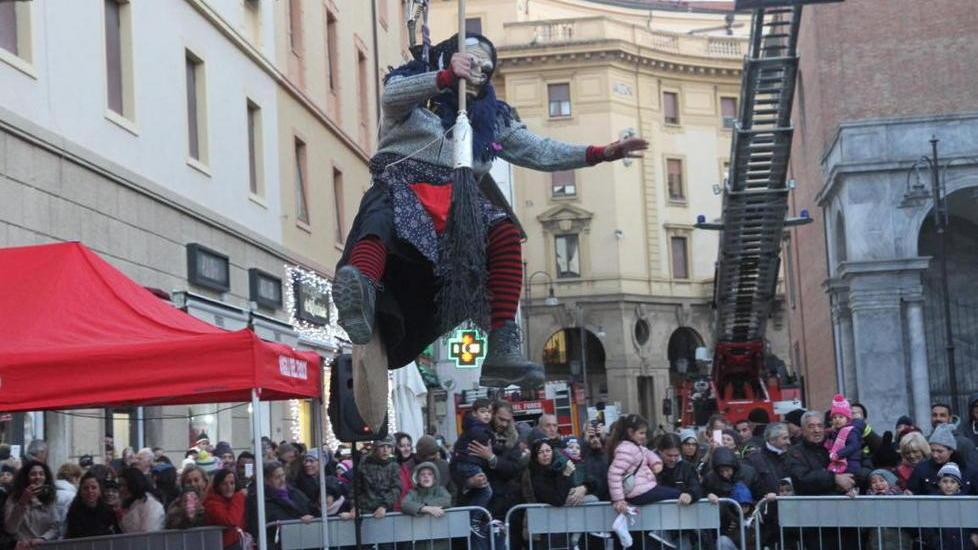 La befana giù dal duomo di Livorno (Salvini/Pentafoto)