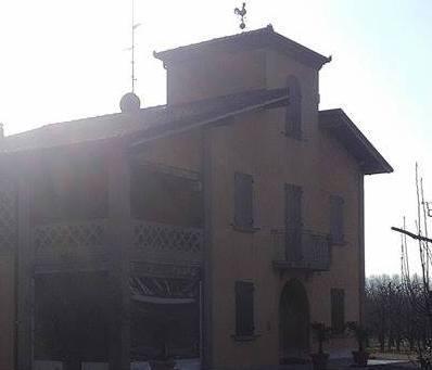 Cavezzo, disturbano i ladri al “lavoro”: aggrediti e offesi 