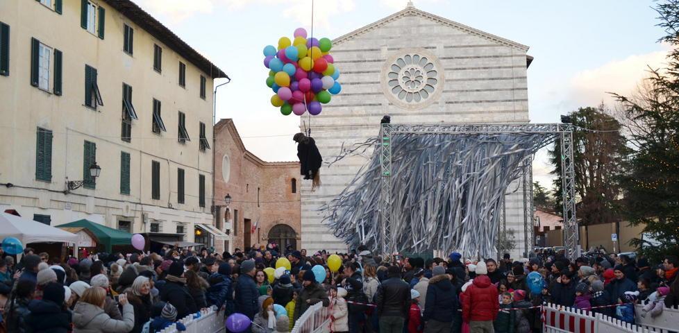 Tanta gente per la Befana che scende dal cielo 