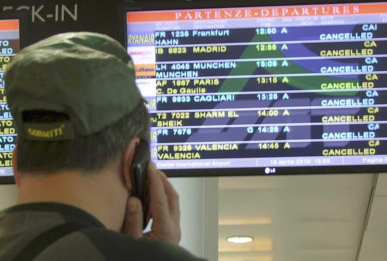 Il tabellone di un aeroporto con la cancellazione dei voli (foto d’archivio)