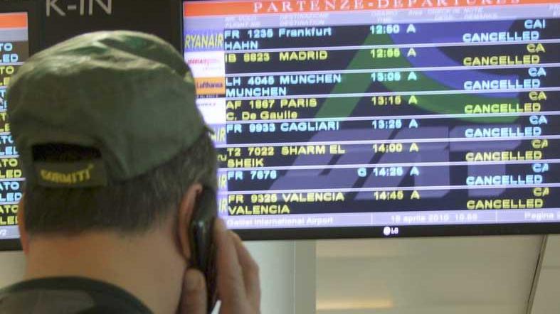 Il tabellone di un aeroporto con la cancellazione dei voli (foto d’archivio)