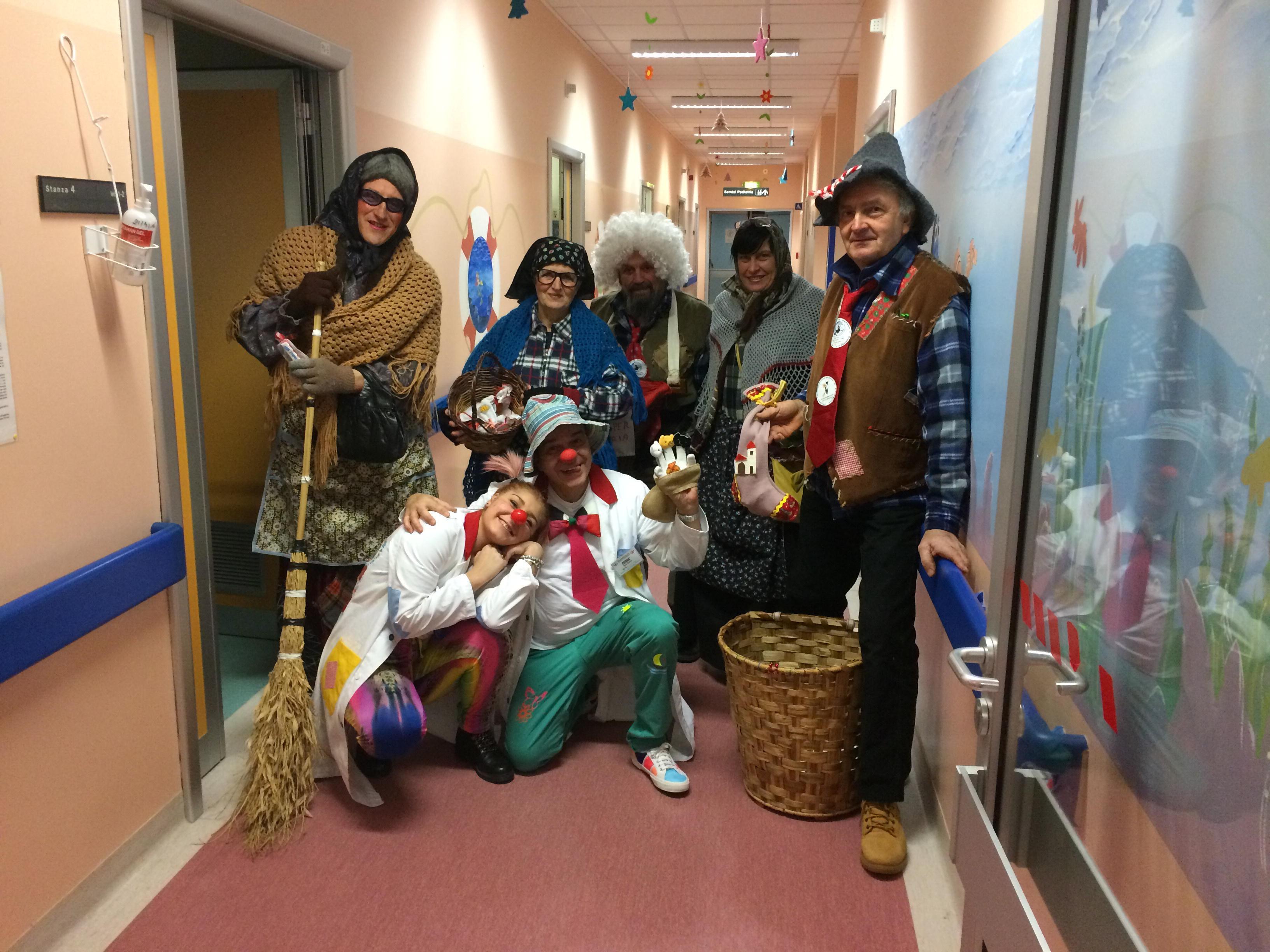 Il gruppo della Befana di Riparbella con i clown di Oliver (foto Michele Falorni/Silvi)