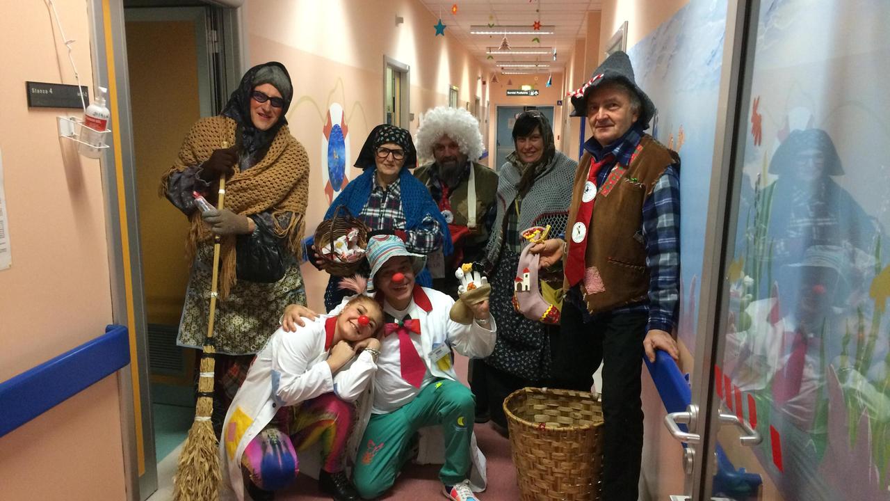 Il gruppo della Befana di Riparbella con i clown di Oliver (foto Michele Falorni/Silvi)