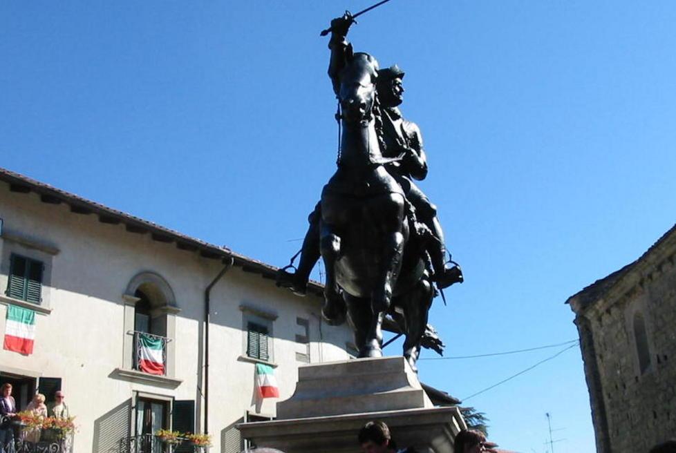 Slacciata una staffa alla statua di Francesco Ferrucci