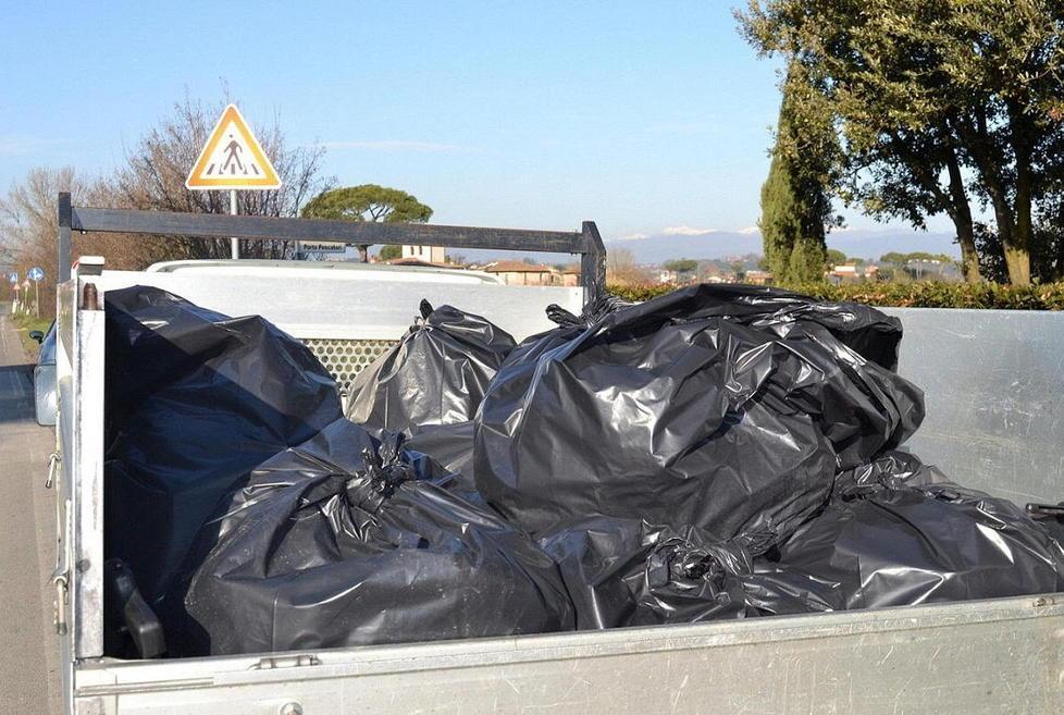 Pulite le banchine dagli operai del Comune 