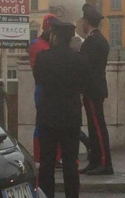 L’“Uomo Ragno” fermato in centro dai carabinieri