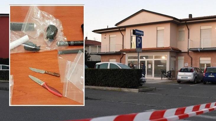 Accoltella i carabinieri e si barrica in casa