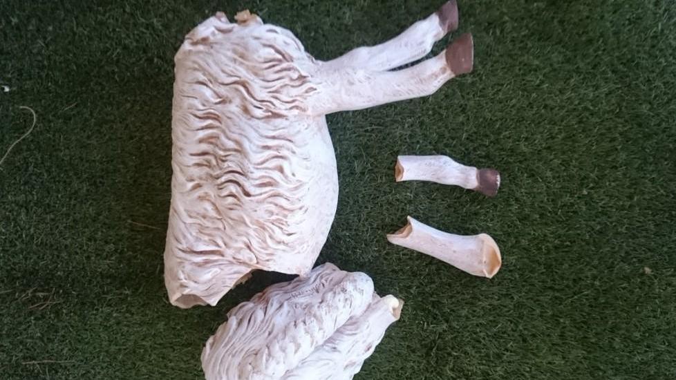 Distrutta una statua del presepe