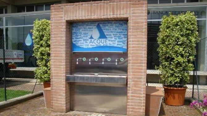 Prende l’acqua dal fontanello e la derubano in auto