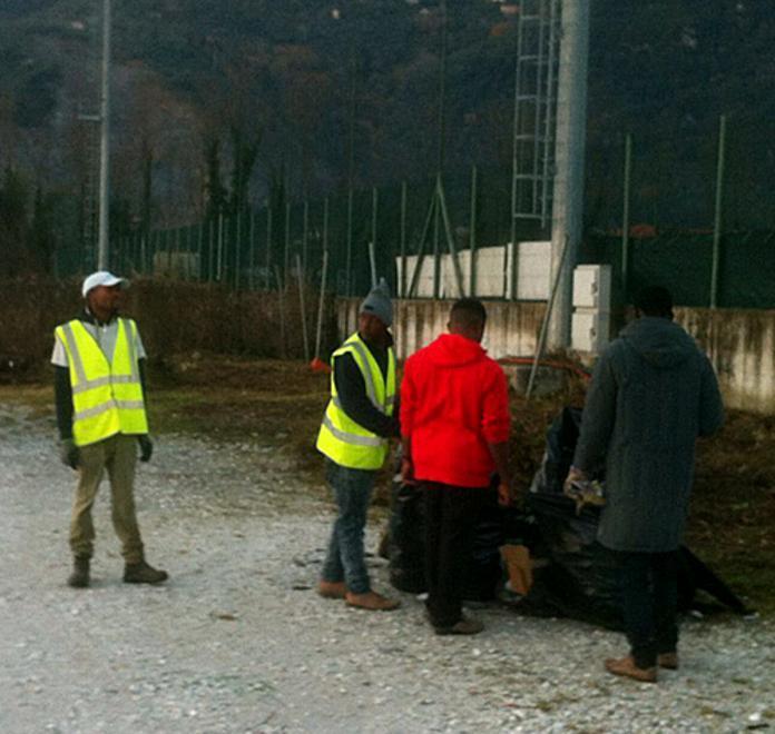 I profughi ripuliscono l’area vicino allo stadio
