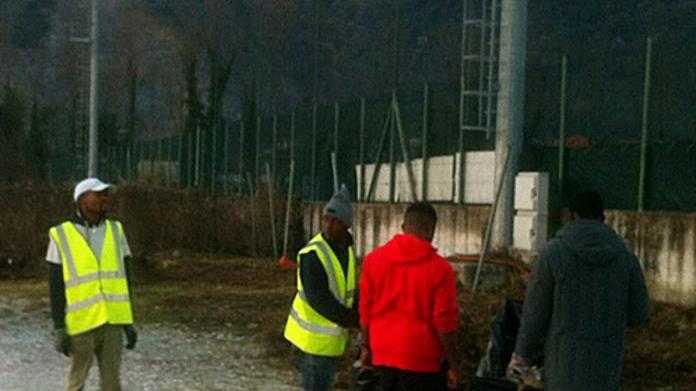 I profughi ripuliscono l’area vicino allo stadio