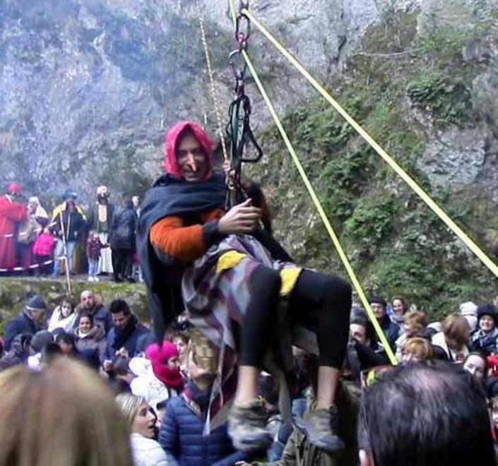 Il volo della Befana da 30 metri d’altezza